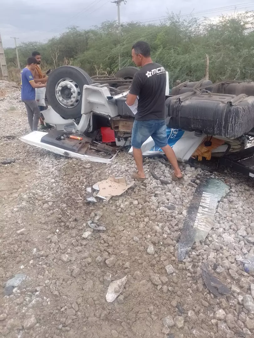 Mais uma carreta carregada de gesso tomba  na PE-576 entre Trindade e Ipubi